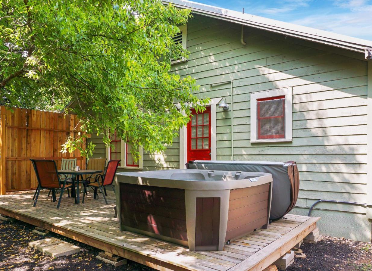 Bungalows On The Square- Unit 1 Wimberley Exterior foto